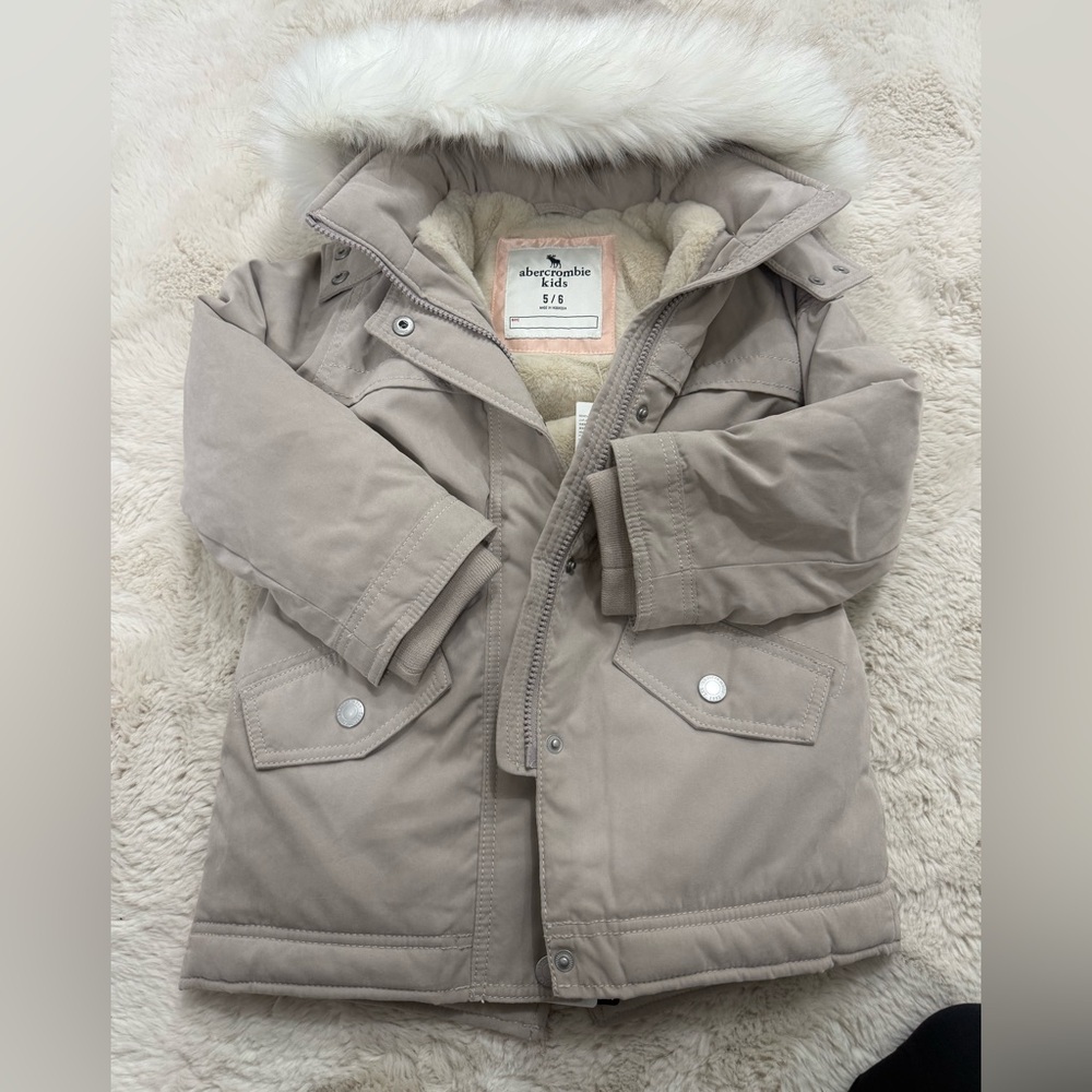 Abercrombie Kids Beige Puffer Jacket size 5/6 Brand New